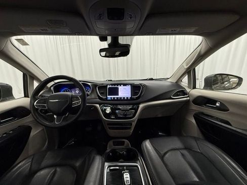 Used 2022 Chrysler Pacifica Touring-L w/ Uconnect Theater Family Group FWD image 4