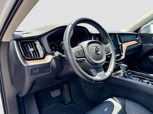Used 2021 Volvo XC60 T5 Momentum w/ Premium Package FWD image 9