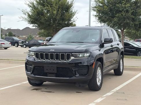 Used 2024 Jeep Grand Cherokee Laredo RWD image 3