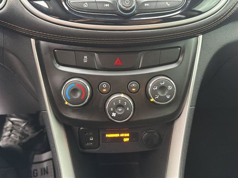 Used 2019 Chevrolet Trax LT w/ LT Convenience Package AWD/4WD image 21