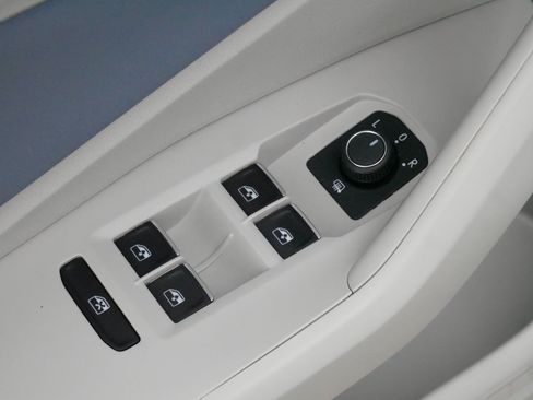 Used 2025 Volkswagen Jetta SE w/ Sunroof Package FWD image 19
