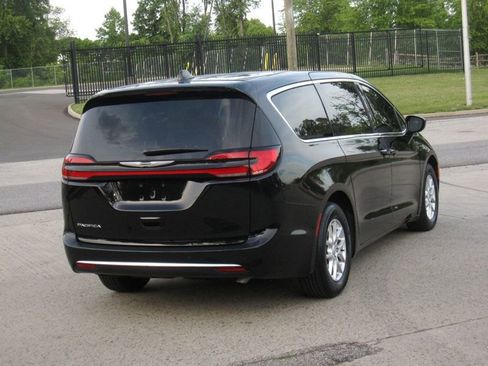 Used 2025 Chrysler Pacifica Select FWD image 13