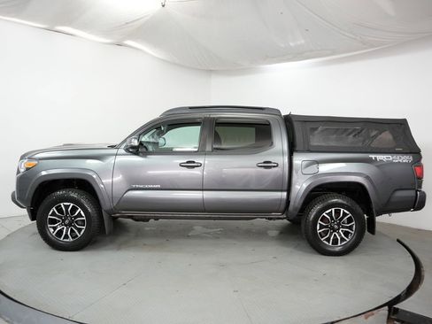 Used 2021 Toyota Tacoma TRD Sport w/ Technology Package AWD/4WD image 4