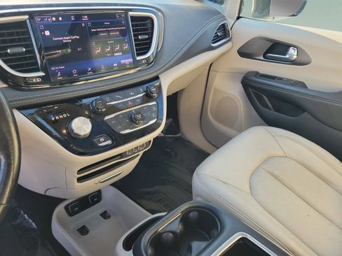Used 2021 Chrysler Pacifica Touring-L image 30