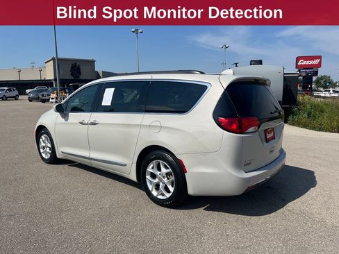 Used 2017 Chrysler Pacifica Touring-L w/ Tire & Wheel Group FWD image 3