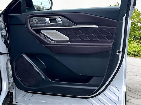 Certified 2025 Ford Explorer Platinum w/ LUX Leather Package image 24