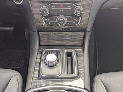 Used 2019 Chrysler 300 Touring w/ Chrome Appearance Package image 18