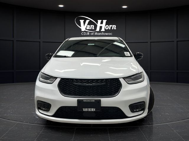 Used 2024 Chrysler Pacifica Limited FWD image 2