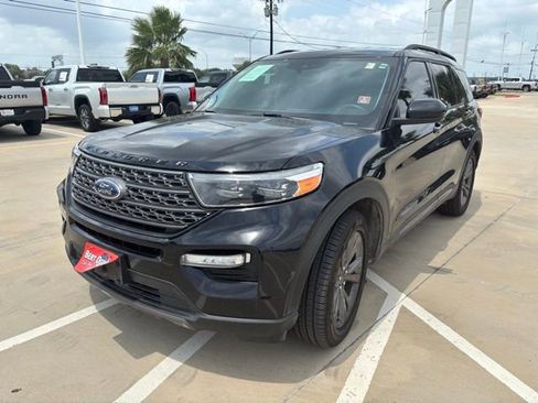 Used 2023 Ford Explorer XLT w/ Equipment Group 202A RWD image 3