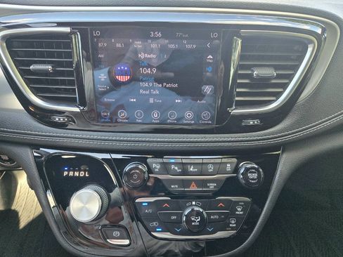 Used 2020 Chrysler Pacifica Limited w/ Advanced Safetytec Group FWD image 11