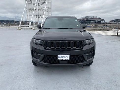 Used 2023 Jeep Grand Cherokee Altitude image 3