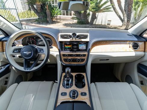 Used 2024 Bentley Bentayga AWD/4WD image 4