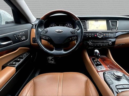 Used 2017 Kia K900 Luxury w/ VIP Package RWD image 7