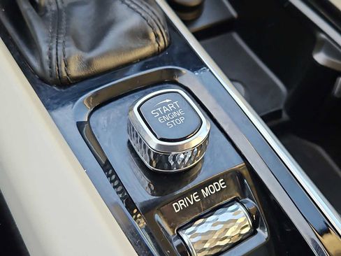 Used 2020 Volvo XC60 T6 Momentum w/ Protection Package Premier image 25