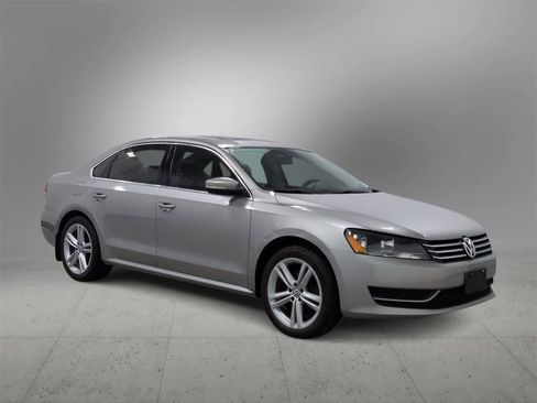 Used 2014 Volkswagen Passat 1.8T SE image 2