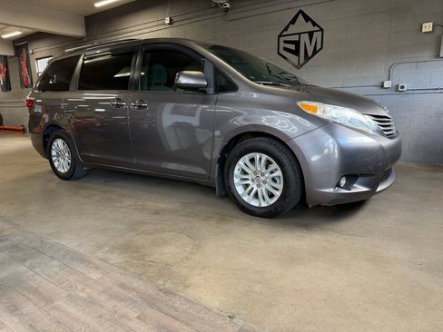 Used 2015 Toyota Sienna XLE FWD image 4