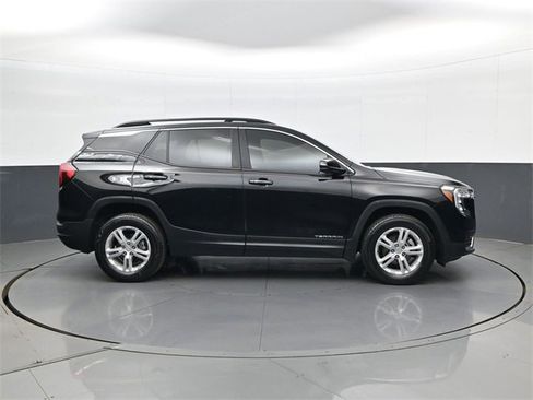 Used 2023 GMC Terrain SLE w/ Driver Convenience Package image 4