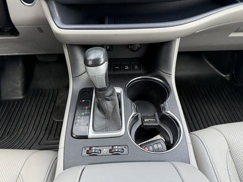 Used 2015 Toyota Highlander Limited AWD/4WD image 20
