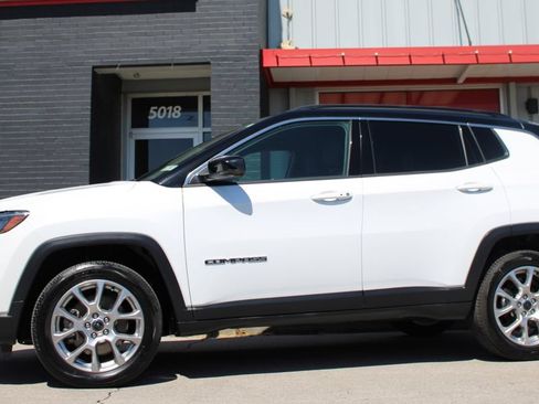 Used 2025 Jeep Compass Limited AWD/4WD image 16