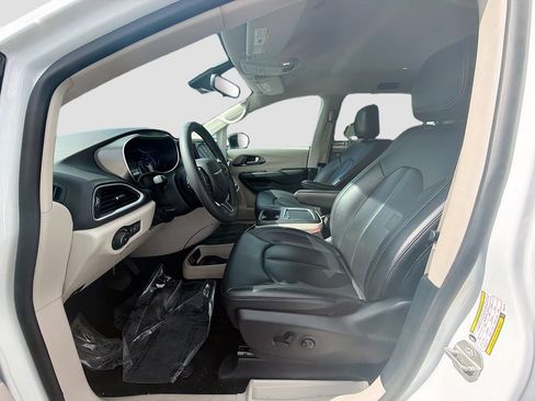 Used 2024 Chrysler Pacifica Touring-L FWD image 22