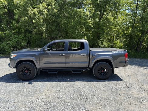 Used 2017 Toyota Tacoma TRD Sport w/ Tow Package (A/T) AWD/4WD image 8