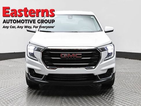 Used 2024 GMC Terrain SLE image 2