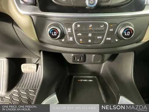 Used 2022 Chevrolet Traverse LT FWD image 38