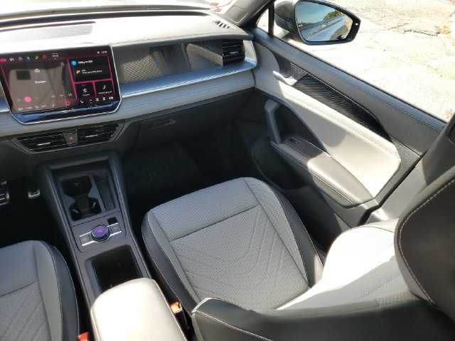 Used 2025 Volkswagen Tiguan SE R-Line FWD image 9