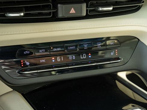 Used 2022 Buick Envision Essence w/ Technology Package I FWD image 22