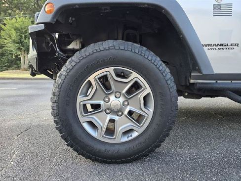 Used 2016 Jeep Wrangler Unlimited Rubicon w/ Connectivity Group AWD/4WD image 11