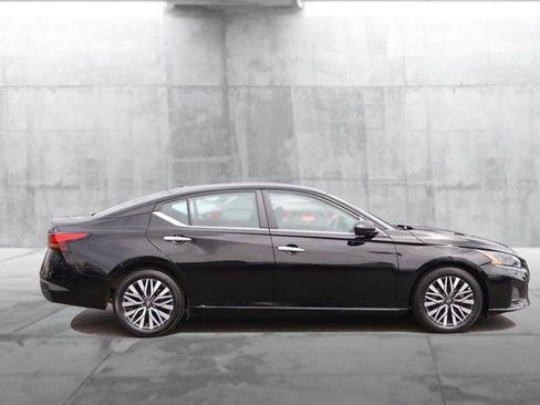 Used 2024 Nissan Altima 2.5 SV image 5