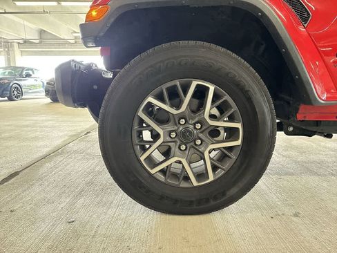 Used 2025 Jeep Wrangler Unlimited Sahara AWD/4WD image 10