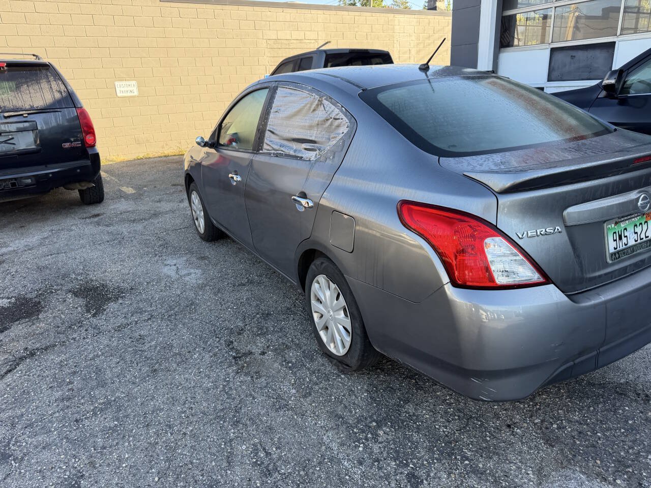 Used 2017 Nissan Versa SV FWD image 4
