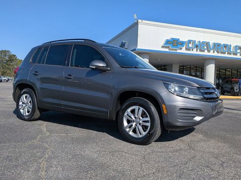 Used 2016 Volkswagen Tiguan S image 2