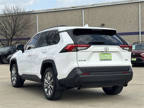 Used 2020 Toyota RAV4 XLE Premium image 3