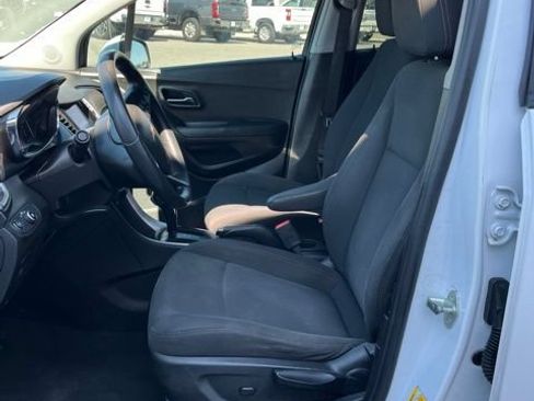 Used 2018 Chevrolet Trax LS FWD image 27