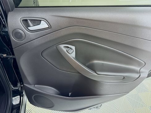 Used 2017 Ford Escape Titanium image 27