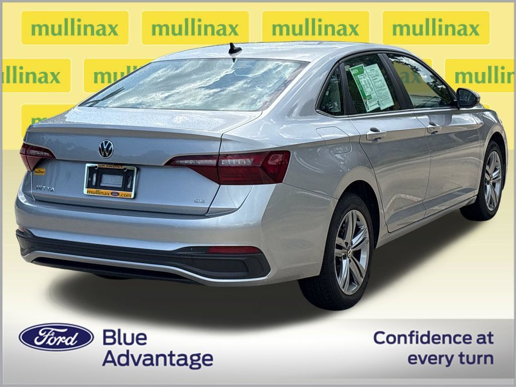 Used 2024 Volkswagen Jetta SE FWD image 4