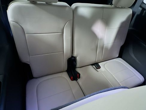 Used 2023 Chevrolet Traverse LT image 26