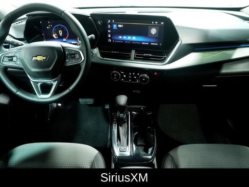 Used 2024 Chevrolet Trax LT w/ LT Convenience Package FWD image 3