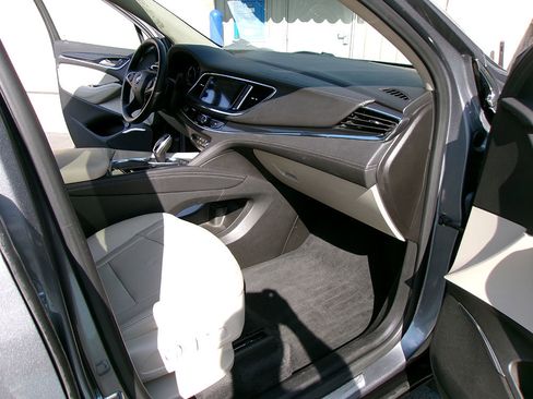 Used 2021 Buick Enclave Essence image 9