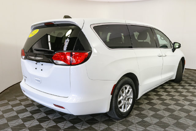 Used 2022 Chrysler Voyager LX FWD image 12