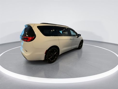 Used 2024 Chrysler Pacifica Limited w/ S Appearance Package image 7