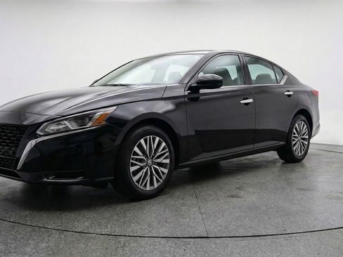 Used 2025 Nissan Altima 2.5 SV image 3