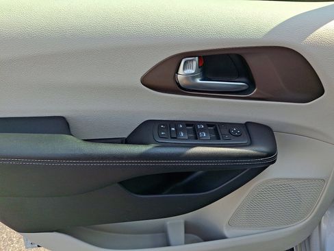 Used 2022 Chrysler Voyager LX FWD image 13