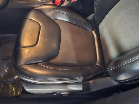 Used 2019 Jeep Cherokee Latitude Plus w/ Comfort/Convenience Group image 28