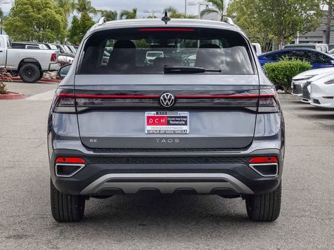 Used 2025 Volkswagen Taos SE FWD image 5