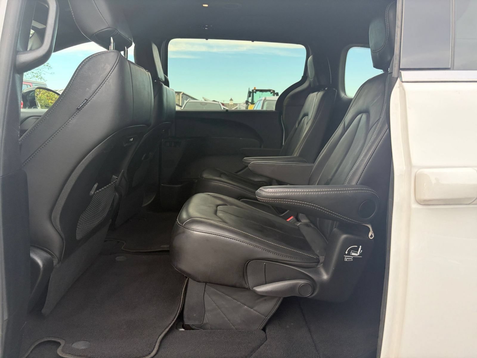 Used 2025 Chrysler Pacifica Select FWD image 27