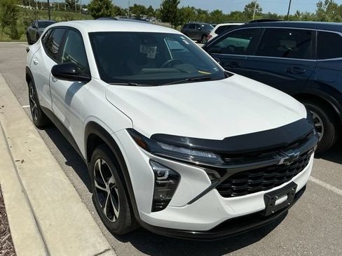 Used 2025 Chevrolet Trax RS w/ Driver Confidence Package FWD image 4