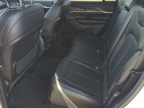 Used 2023 Jeep Grand Cherokee Limited AWD/4WD image 22
